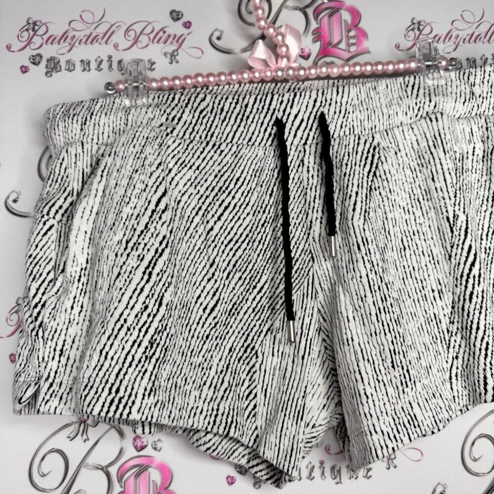 Zyia active shorts white black stripes braided rope tie up moon embroidered logo - Picture 3 of 8